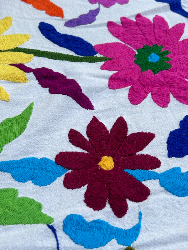 Colcha Textil Otomí Bordada a Mano o Arte Mural Mexicano | Pieza Grande Hecha a Mano | 81 x 91 Pulgadas | Multicolor solo diseño de flores