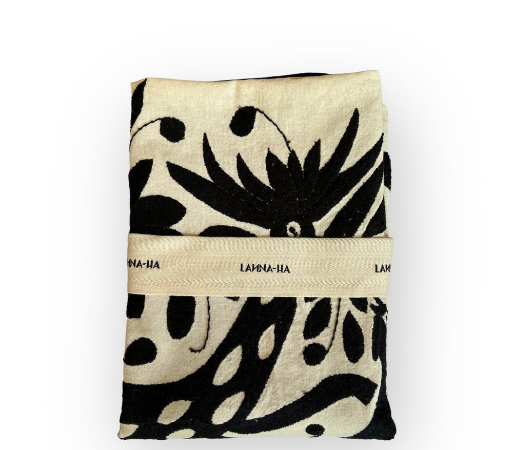 Almohada Otomí Bordada a Mano 58x58cm – Bordado negro y tela de algodón color marfil | Decoración Textil Mexicana Hecha a Mano
