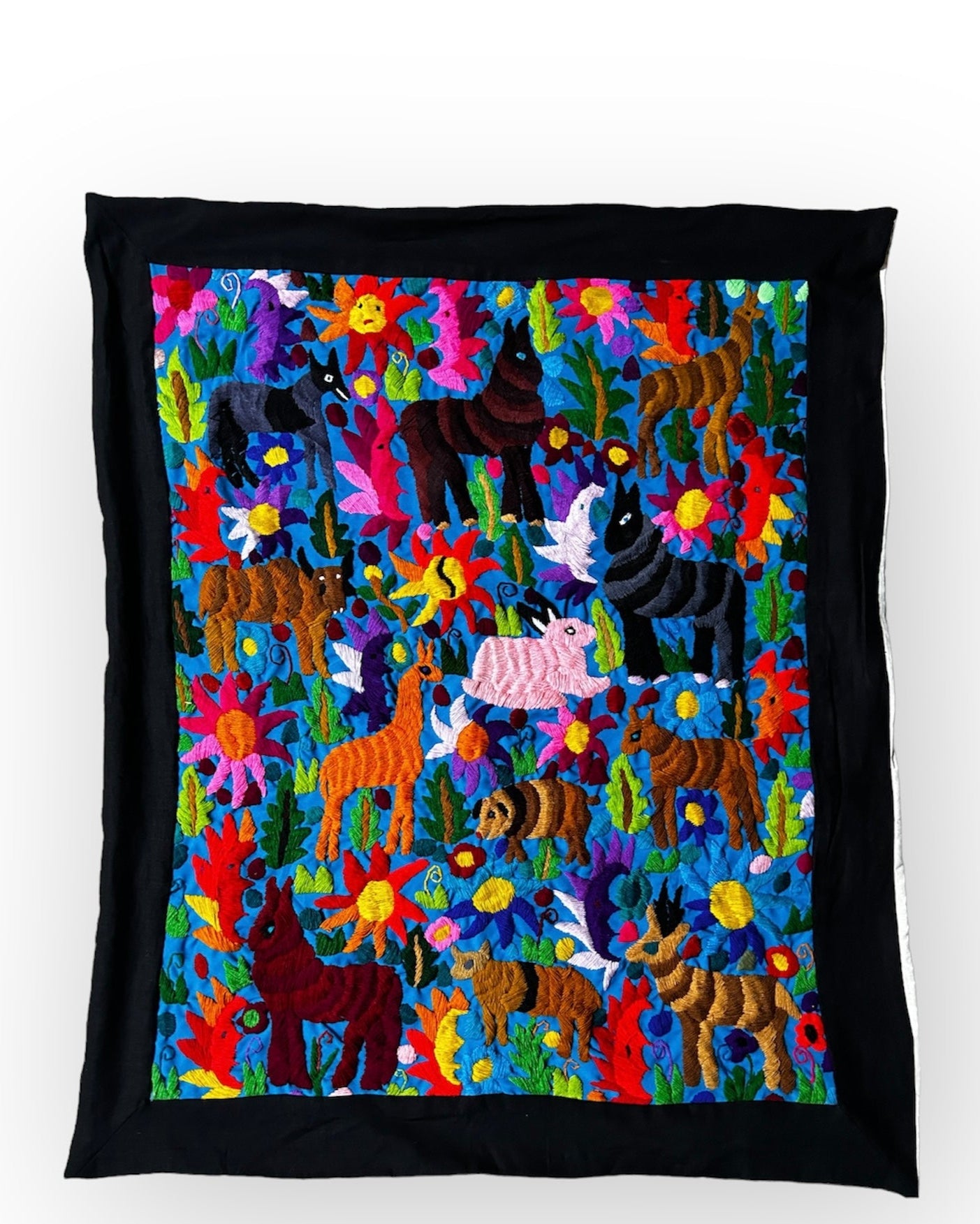 Art mural Chiapas brodé à la main – Arc-en-ciel et noir 104x122 cm