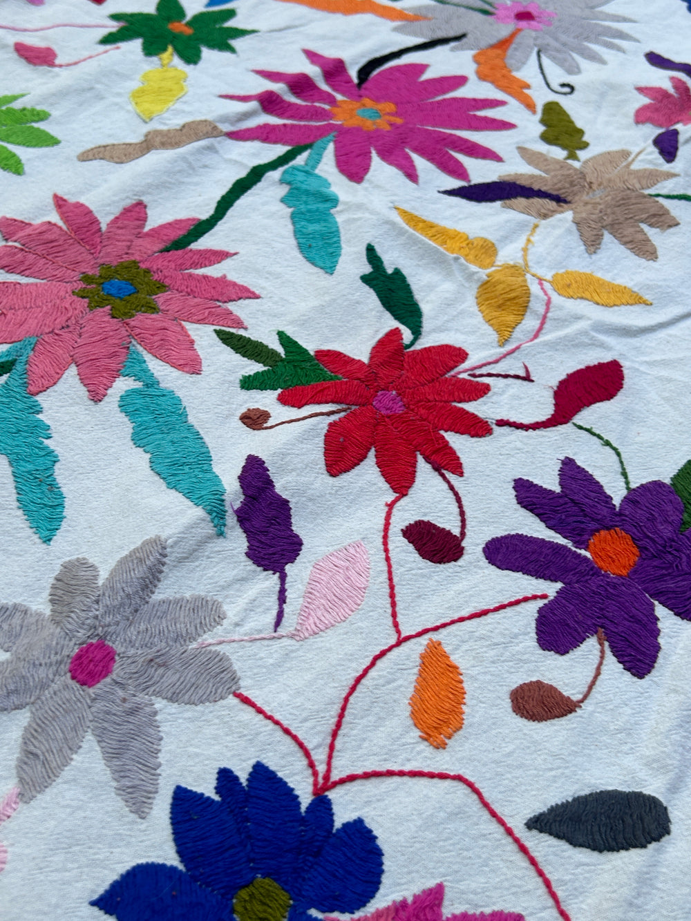 Colcha Textil Otomí Bordada a Mano o Arte Mural Mexicano | Pieza Grande Hecha a Mano | 81 x 91 Pulgadas | Multicolor solo diseño de flores