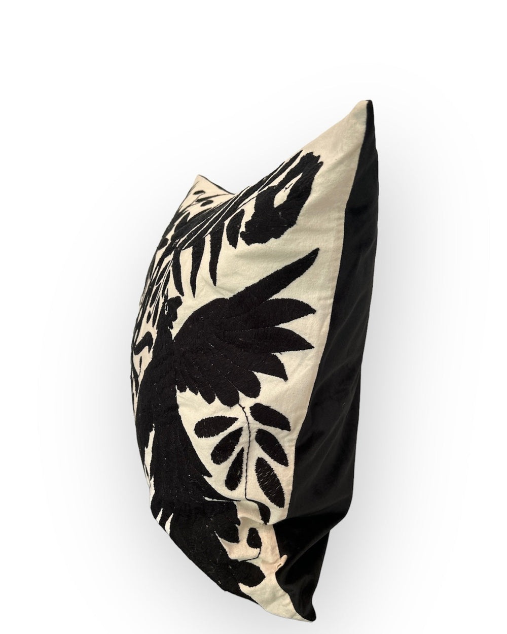 Almohada Otomí Bordada a Mano 58x58cm – Bordado negro y tela de algodón color marfil | Decoración Textil Mexicana Hecha a Mano