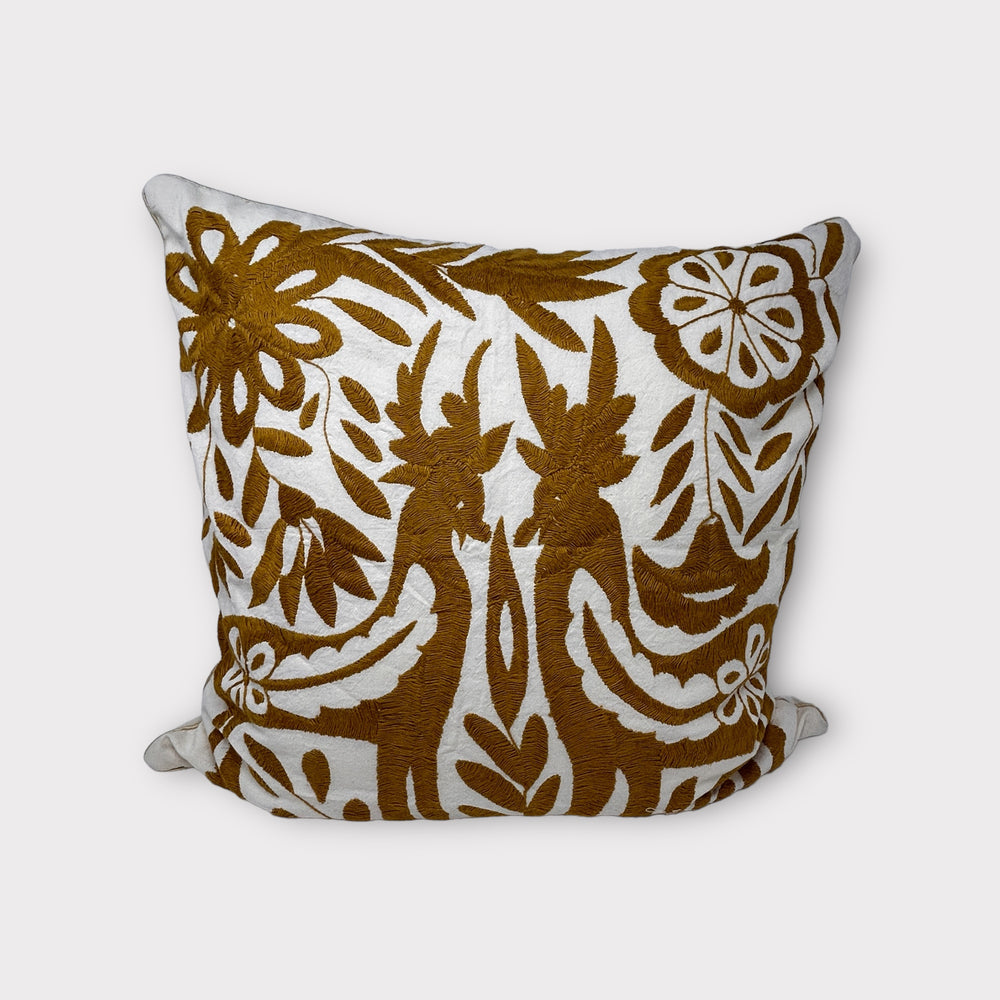 Cojín Otomí Bordado a Mano 58x58cm – Bordado ocre y Marfil | Decoración Textil Mexicana Hecha a Mano
