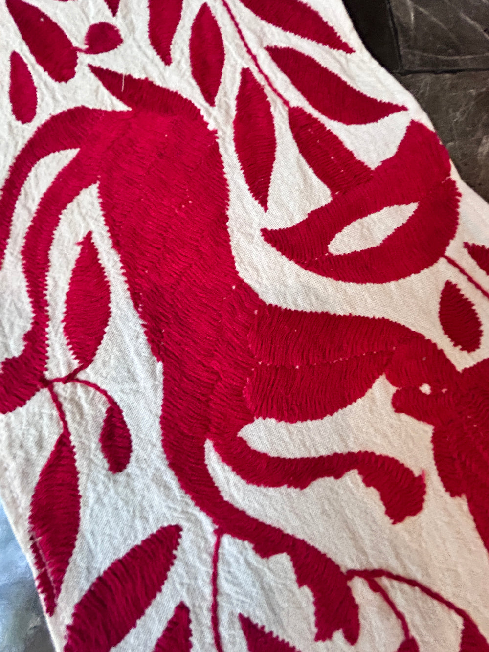 Camino de mesa Otomí bordado a mano de 19 x 188 cm – Bordado rojo y marfil | Decoración textil mexicana hecha a mano