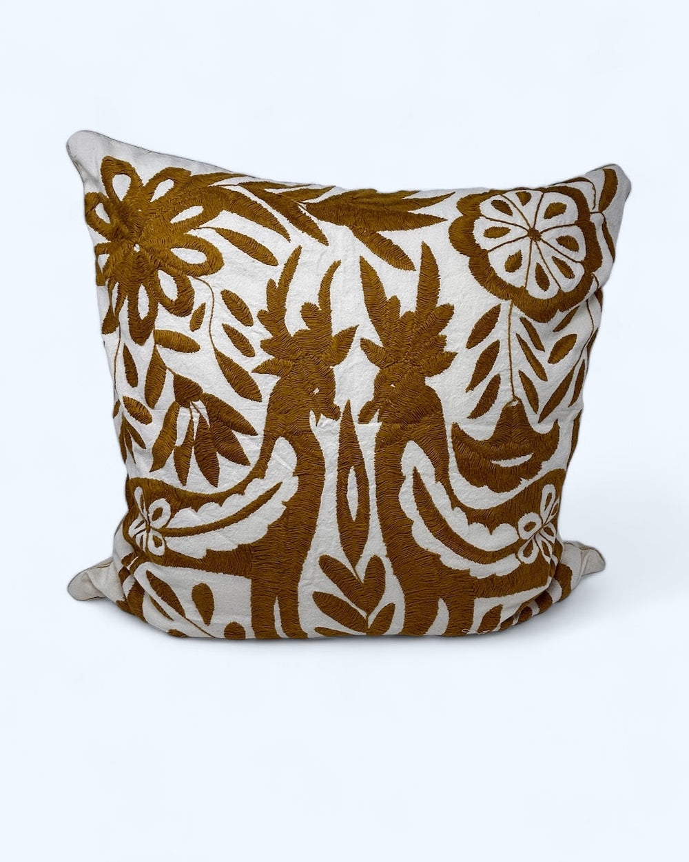 Cojín Otomí Bordado a Mano 58x58cm – Bordado ocre y Marfil | Decoración Textil Mexicana Hecha a Mano