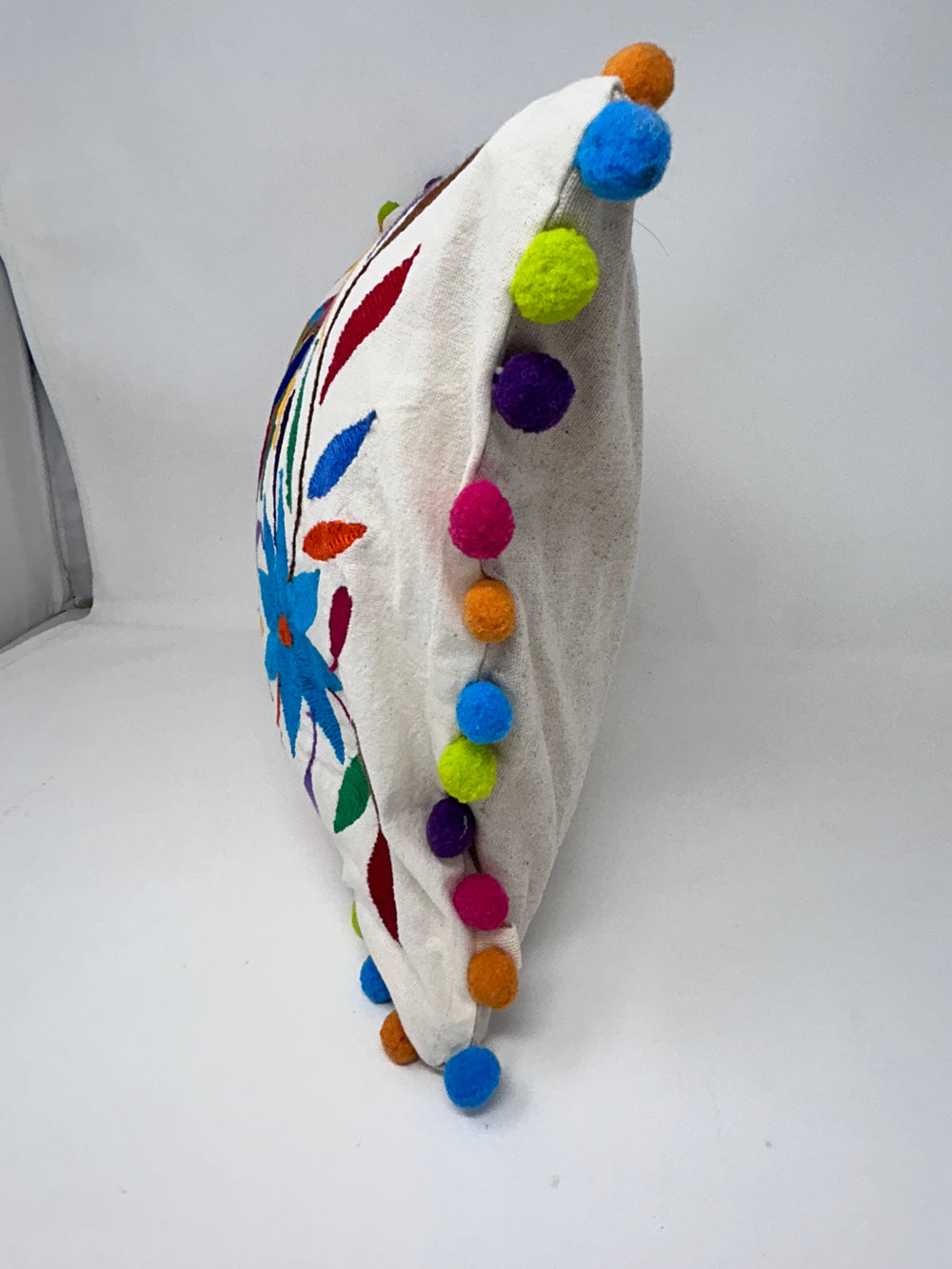 Cojín lumbar bordado Otomí de 13"x17" – Bordado de arcoíris y pompones y color marfil | Cojín mexicano hecho a mano, decoración bohemia para el hogar