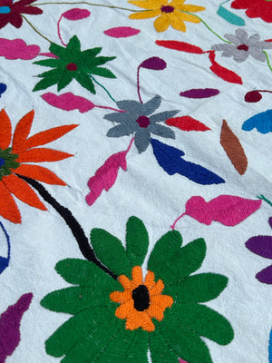 Colcha Textil Otomí Bordada a Mano o Arte Mural Mexicano | Pieza Grande Hecha a Mano | 81 x 91 Pulgadas | Multicolor solo diseño de flores