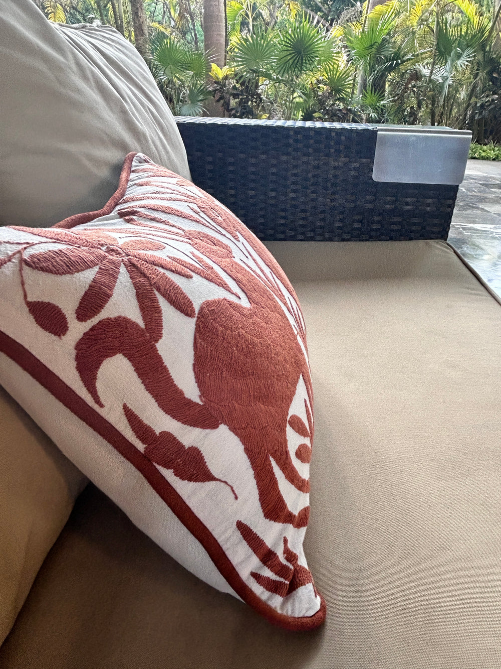 Cojín lumbar otomí bordado a mano de 13"x17" – Marrón y marfil | Cojín mexicano hecho a mano, decoración bohemia para el hogar