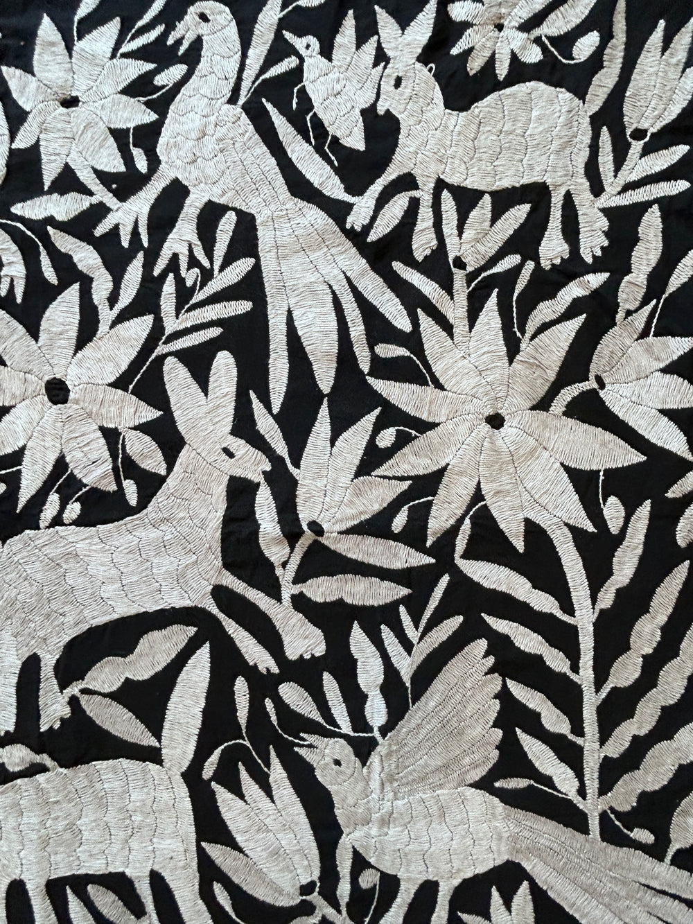Arte de pared Otomí bordado a mano – Decoración bohemia en blanco y negro de 26"x35"