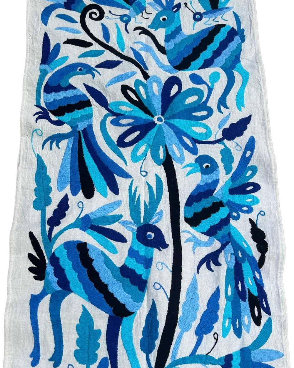 Camino de mesa Otomí bordado a mano de 45 x 188 cm – Bordado multicolor en tonos azules y tela de algodón color marfil | Decoración textil mexicana hecha a mano