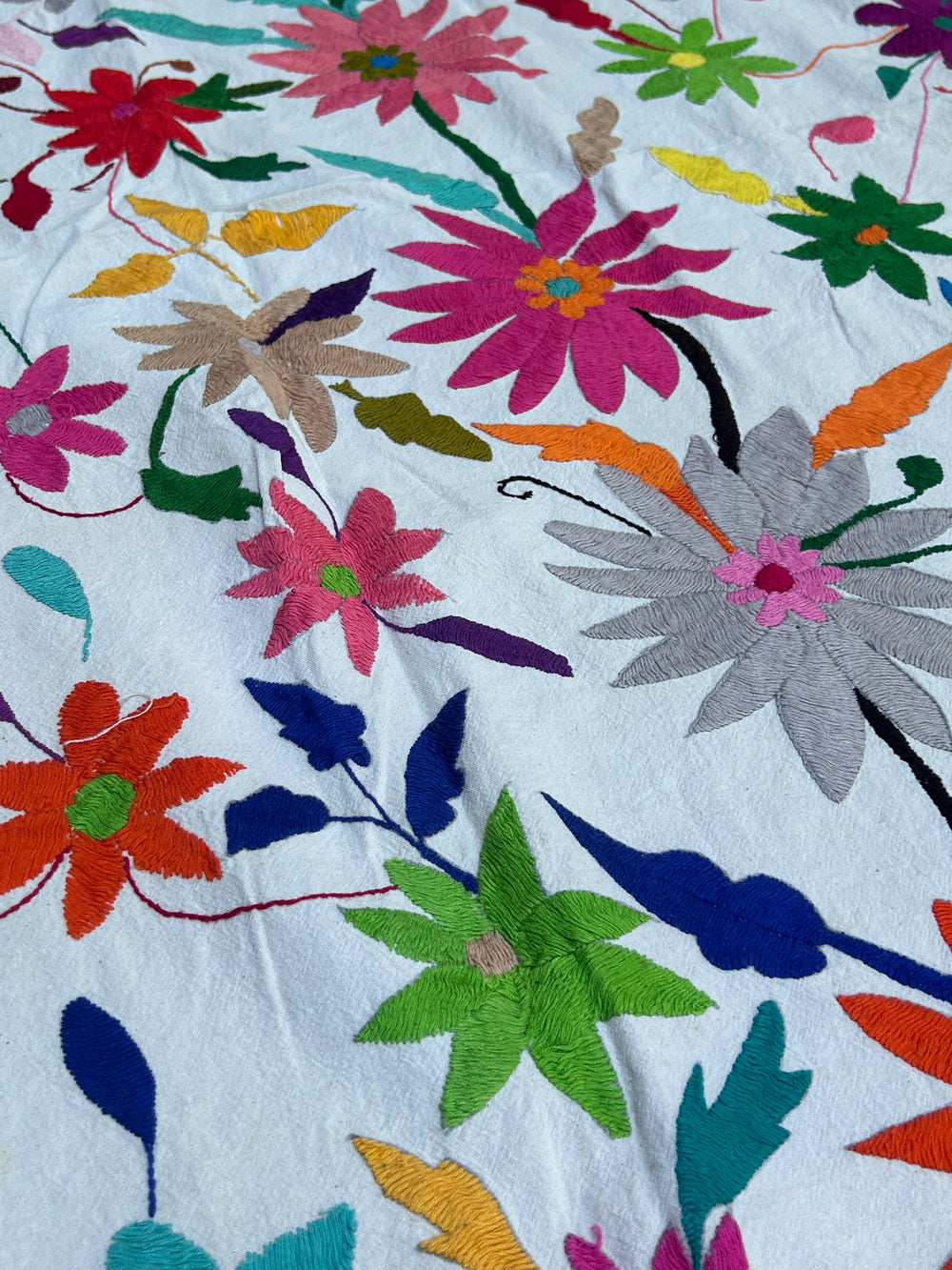 Colcha Textil Otomí Bordada a Mano o Arte Mural Mexicano | Pieza Grande Hecha a Mano | 81 x 91 Pulgadas | Multicolor solo diseño de flores