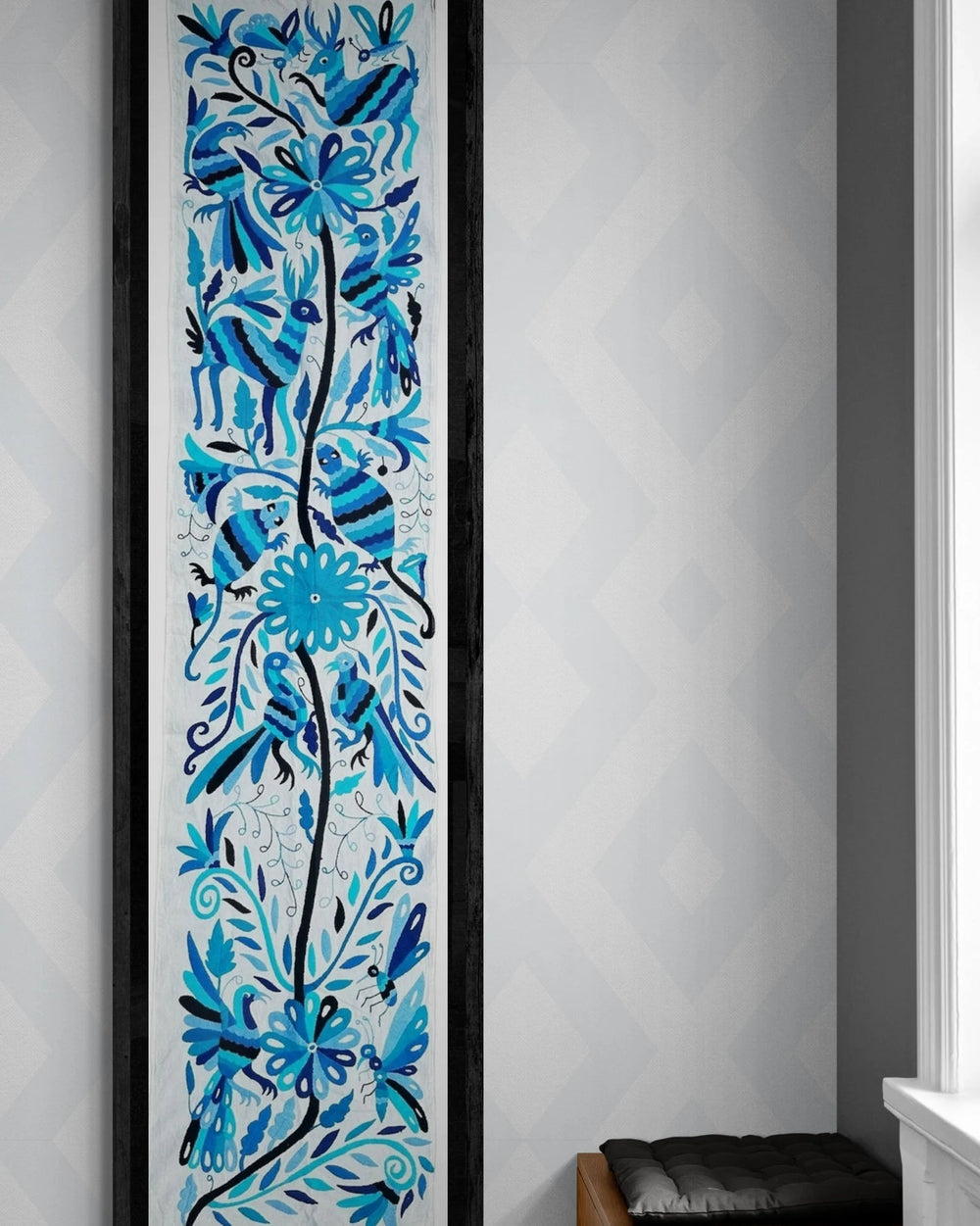 Camino de mesa Otomí bordado a mano de 45 x 188 cm – Bordado multicolor en tonos azules y tela de algodón color marfil | Decoración textil mexicana hecha a mano