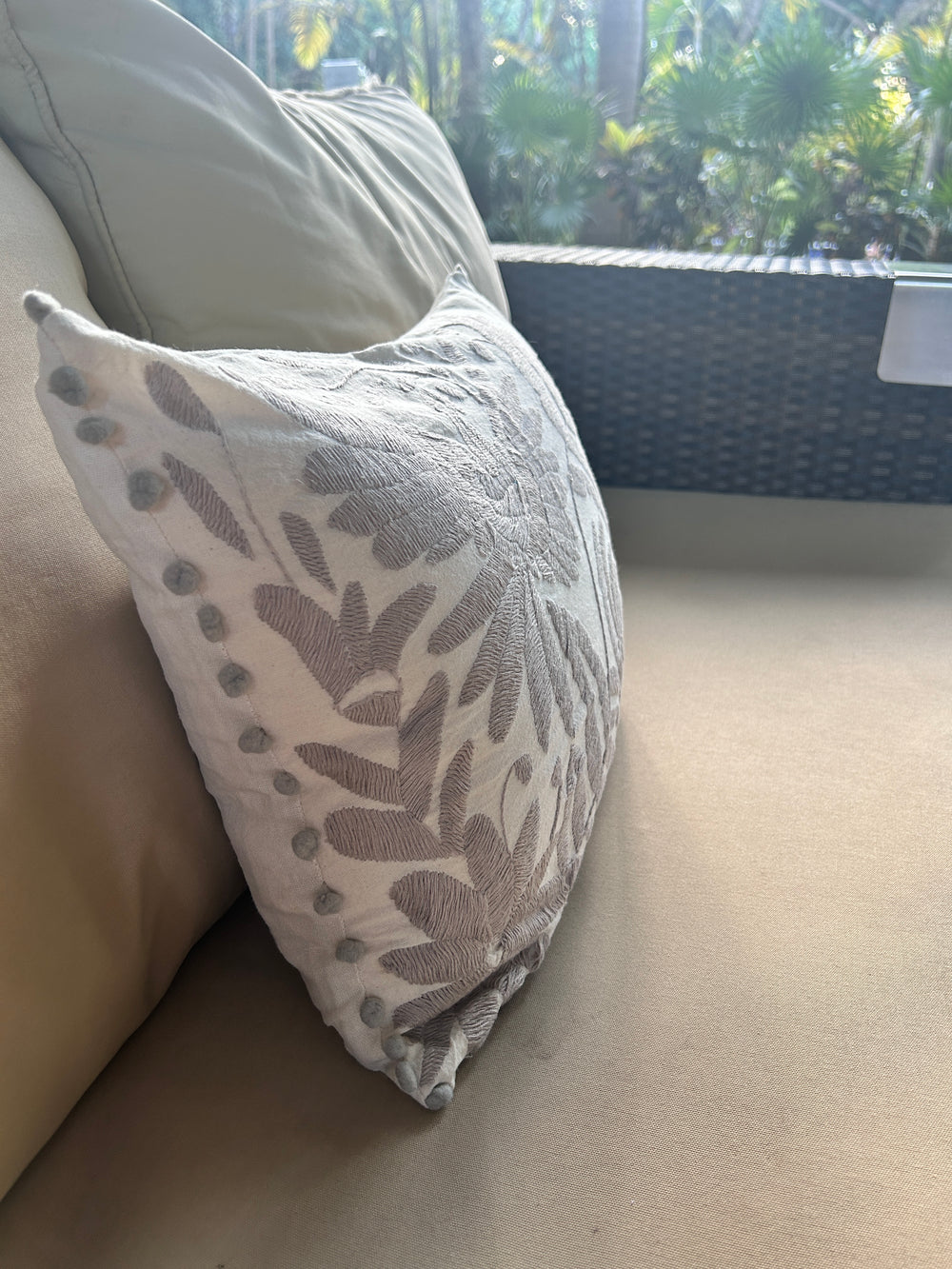Cojín lumbar bordado Otomí de 13"x17" – Arcoíris y blanco | Cojín mexicano hecho a mano, decoración bohemia para el hogar