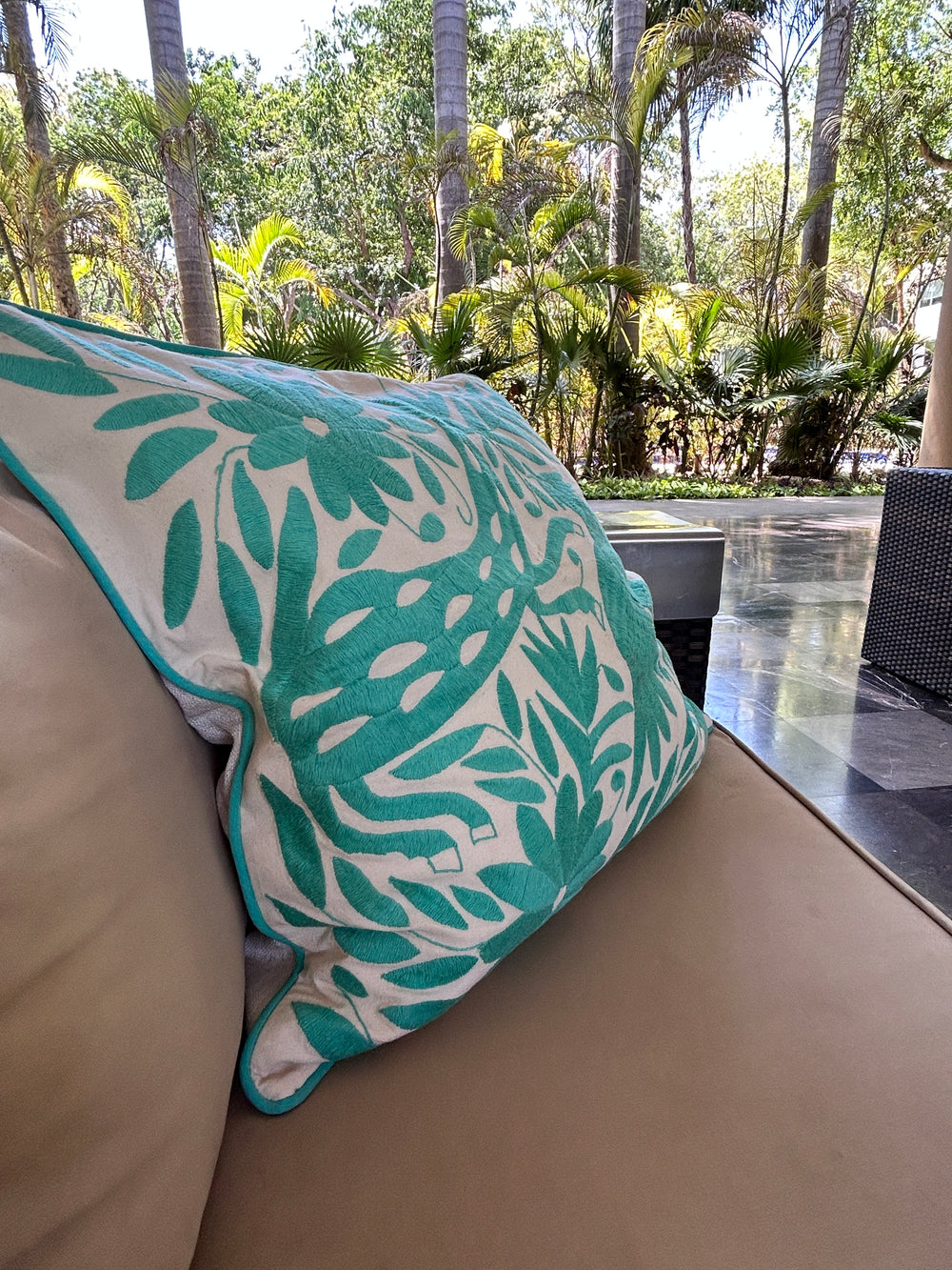 Almohada Otomí Bordada a Mano 23"x23" – Turquesa y Marfil | Cojín Mexicano Hecho a Mano, Decoración Bohemia para el Hogar