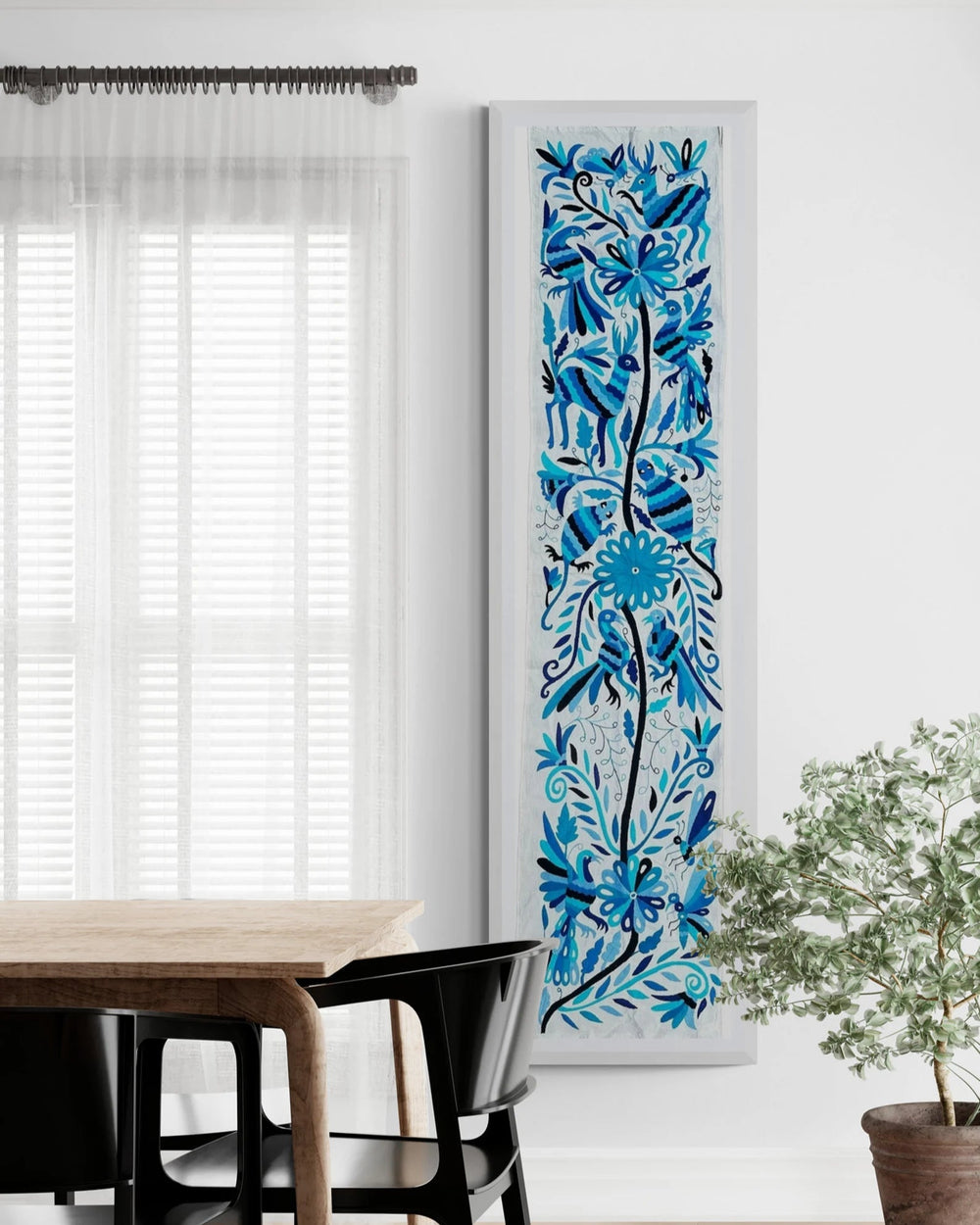 Camino de mesa Otomí bordado a mano de 45 x 188 cm – Bordado multicolor en tonos azules y tela de algodón color marfil | Decoración textil mexicana hecha a mano