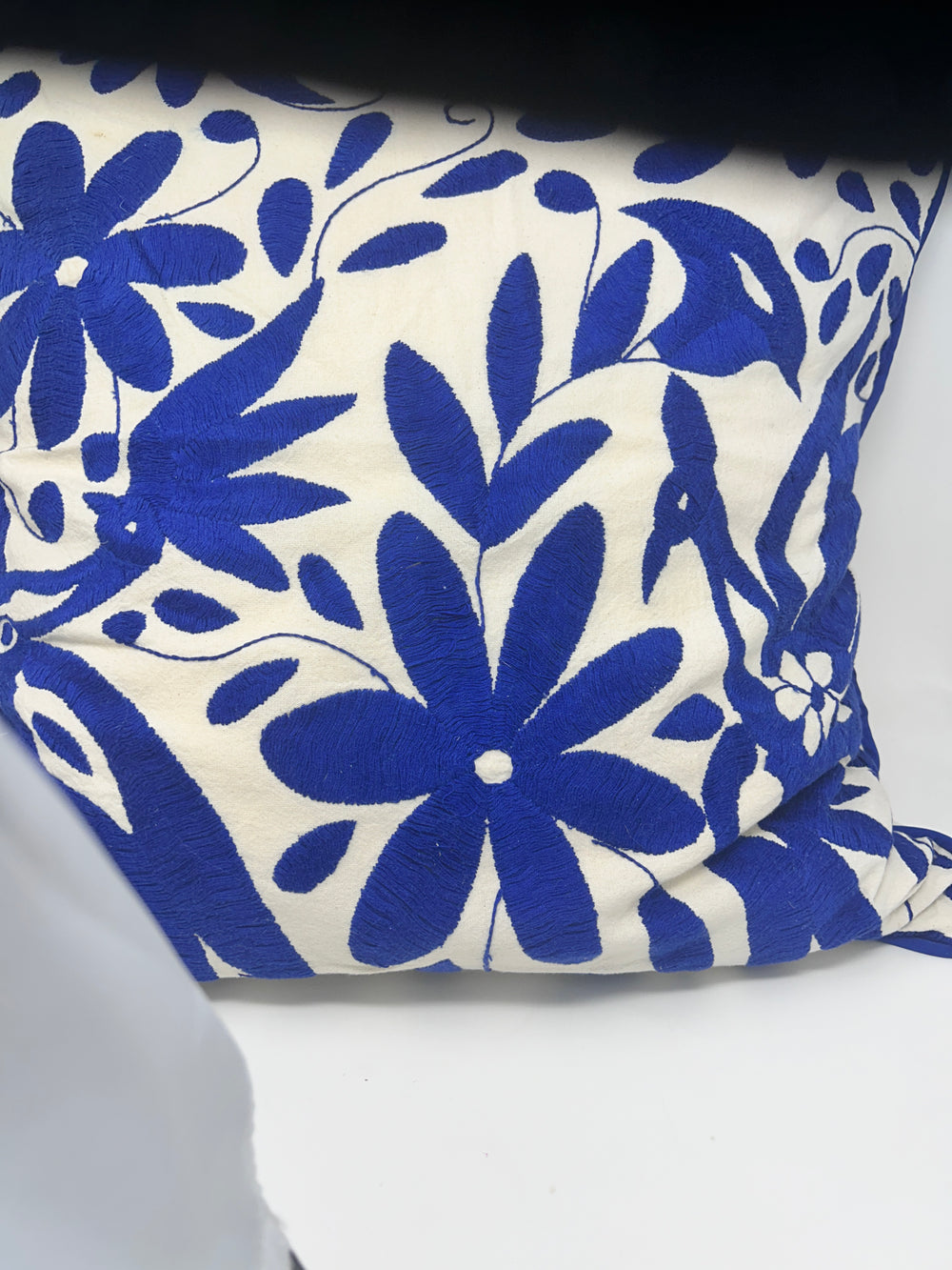 Cojín bordado otomí de 56x56 cm con bordado a doble cara — Azul rey y marfil | Hecho a mano en México