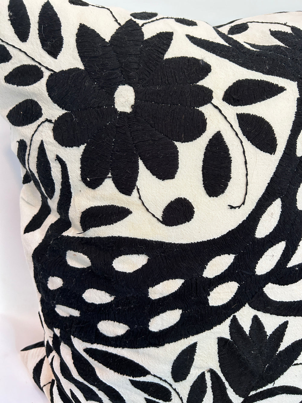 Almohada Otomí Bordada a Mano 58x58cm – Bordado negro y tela de algodón color marfil | Decoración Textil Mexicana Hecha a Mano