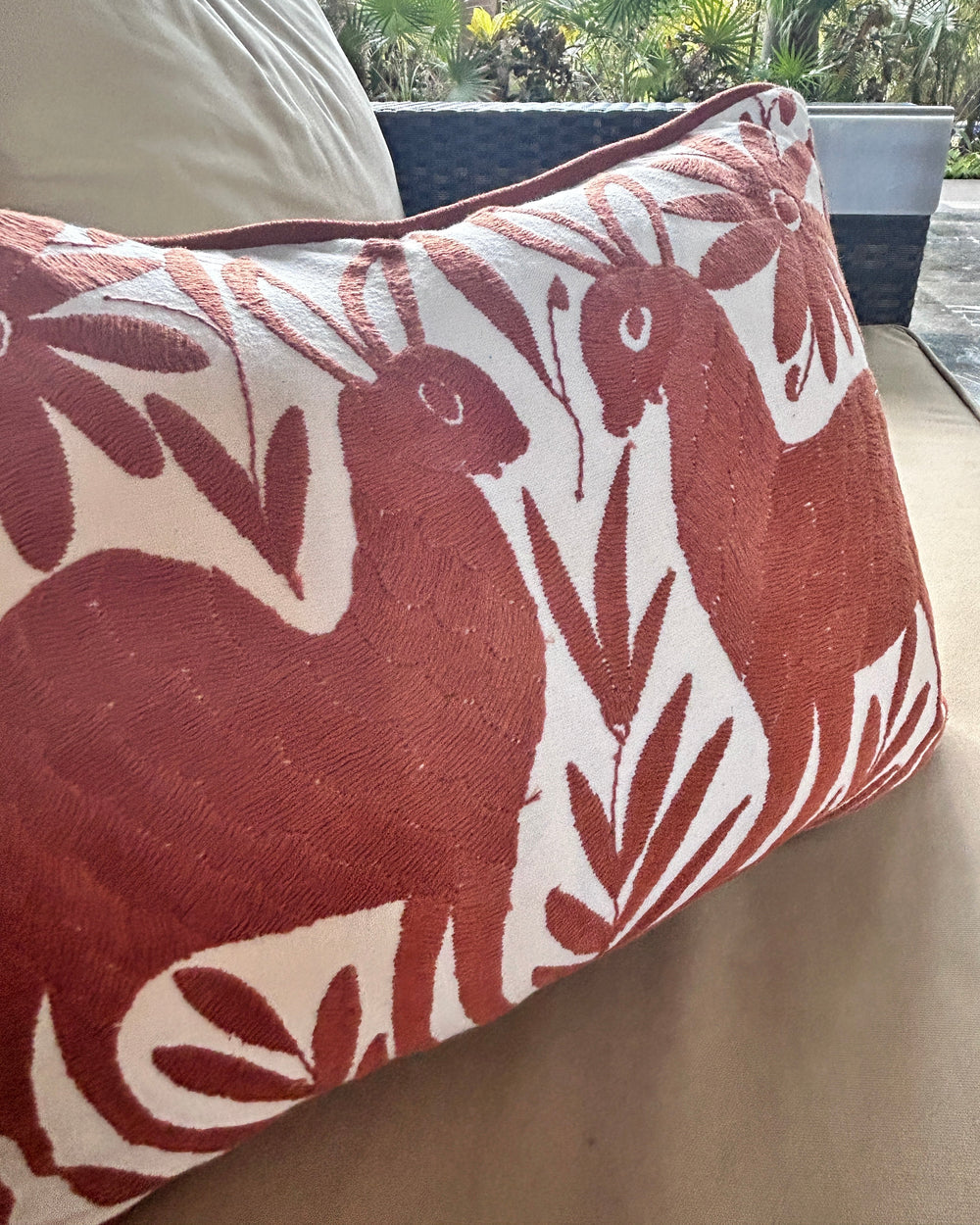 Cojín lumbar otomí bordado a mano de 13"x17" – Marrón y marfil | Cojín mexicano hecho a mano, decoración bohemia para el hogar