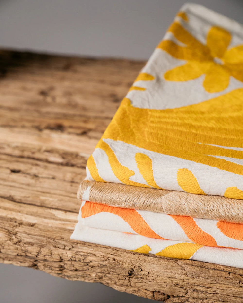 Camino de Mesa Otomí Bordado a Mano 45x188cm – Obra de Arte Textil | Bordado amarillo y tela de algodón color marfil | Hecho a mano en México
