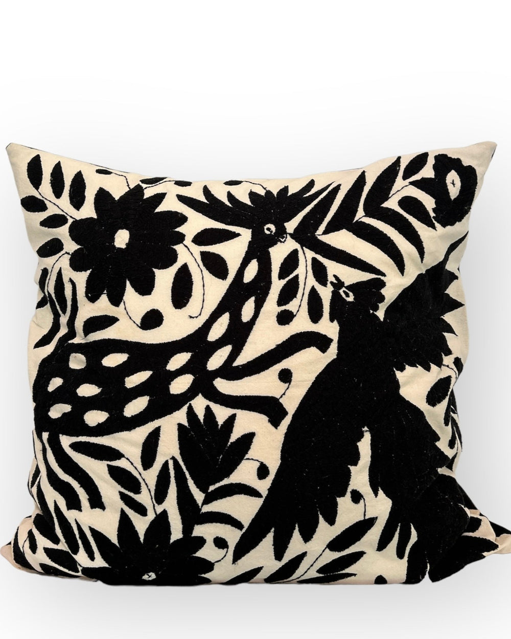 Almohada Otomí Bordada a Mano 58x58cm – Bordado negro y tela de algodón color marfil | Decoración Textil Mexicana Hecha a Mano