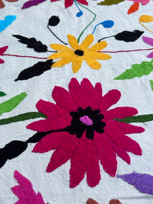 Colcha Textil Otomí Bordada a Mano o Arte Mural Mexicano | Pieza Grande Hecha a Mano | 81 x 91 Pulgadas | Multicolor solo diseño de flores