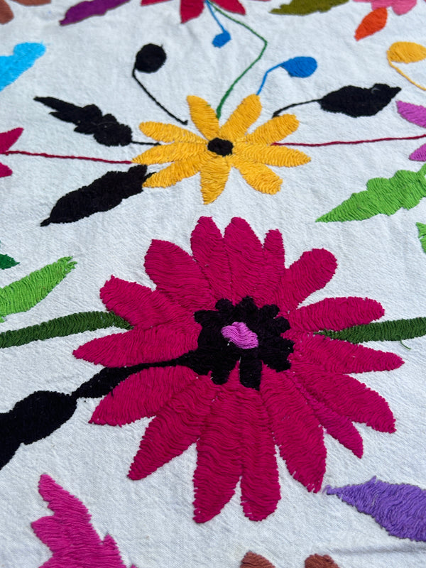 Colcha Textil Otomí Bordada a Mano o Arte Mural Mexicano | Pieza Grande Hecha a Mano | 81 x 91 Pulgadas | Multicolor solo diseño de flores