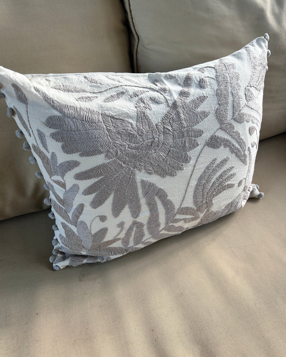 Cojín lumbar bordado Otomí de 13"x17" – Arcoíris y blanco | Cojín mexicano hecho a mano, decoración bohemia para el hogar