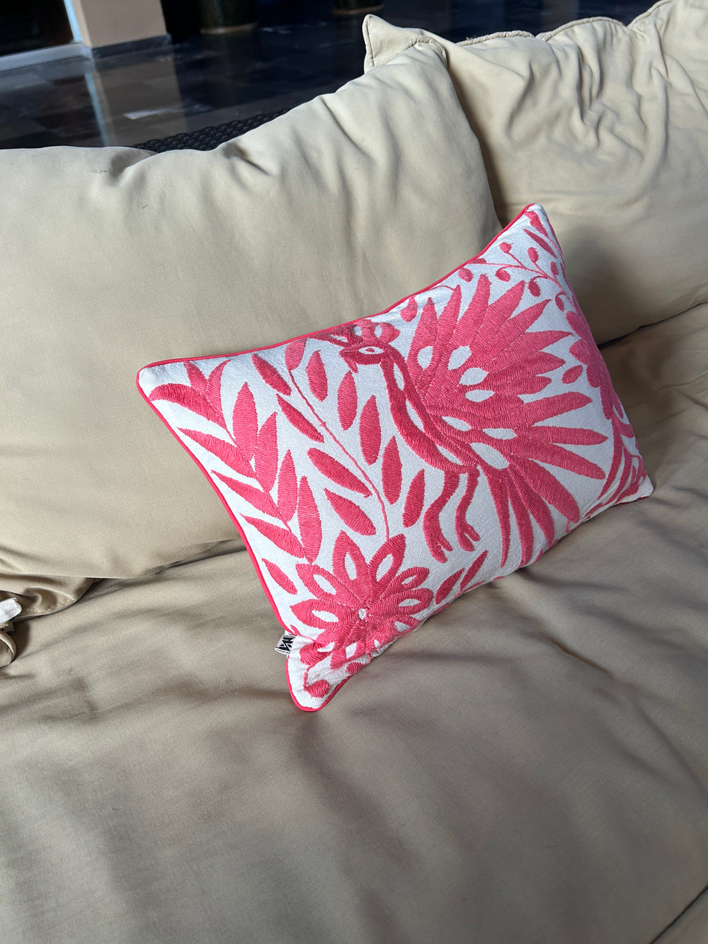 Funda de almohada otomí bordada a mano – Rosa intenso y marfil 33 x 43 cm