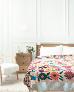 Colcha Textil Otomí Bordada a Mano o Arte Mural Mexicano | Pieza Grande Hecha a Mano | 81 x 91 Pulgadas | Multicolor solo diseño de flores