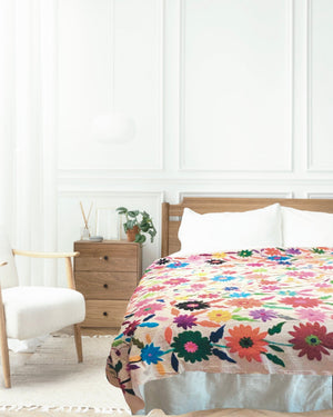 Colcha Textil Otomí Bordada a Mano o Arte Mural Mexicano | Pieza Grande Hecha a Mano | 81 x 91 Pulgadas | Multicolor solo diseño de flores