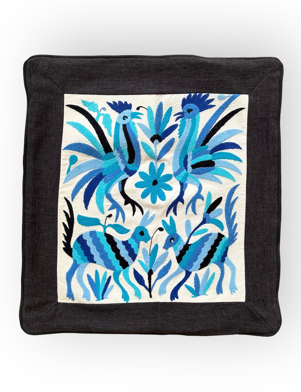 Almohada Otomí Bordada 58.4 x 57.1 cm – Multicolor en tonos azules y reverso de lino | Hecho a mano en México