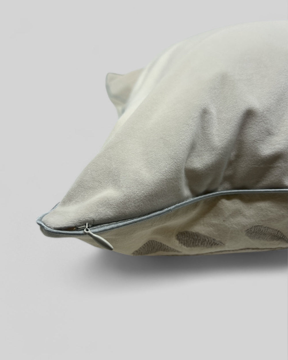 Funda de almohada otomí bordada a mano – Plateado y blanco 23"x23"