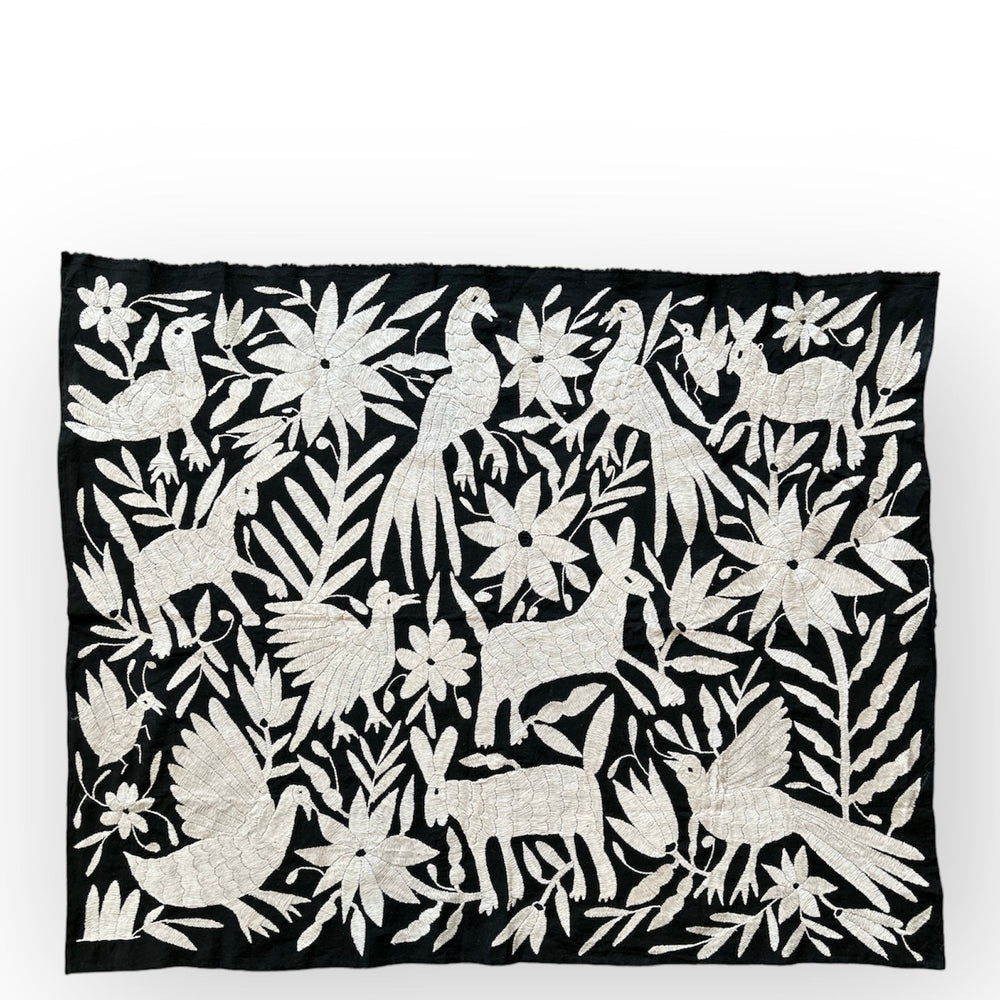 Arte de pared Otomí bordado a mano – Decoración bohemia en blanco y negro de 26"x35"