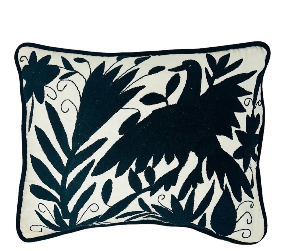 Funda de almohada otomí bordada a mano | Decoración textil mexicana | Negro y marfil | 33x45,7 cm | Cojín de lujo bohemio |