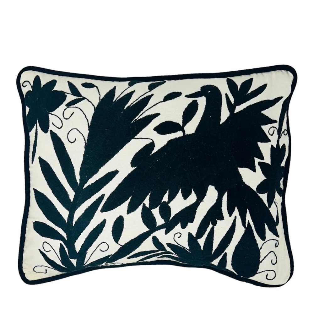 Funda de almohada otomí bordada a mano | Decoración textil mexicana | Negro y marfil | 33x45,7 cm | Cojín de lujo bohemio |