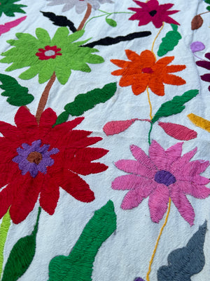 Colcha Textil Otomí Bordada a Mano o Arte Mural Mexicano | Pieza Grande Hecha a Mano | 81 x 91 Pulgadas | Multicolor solo diseño de flores