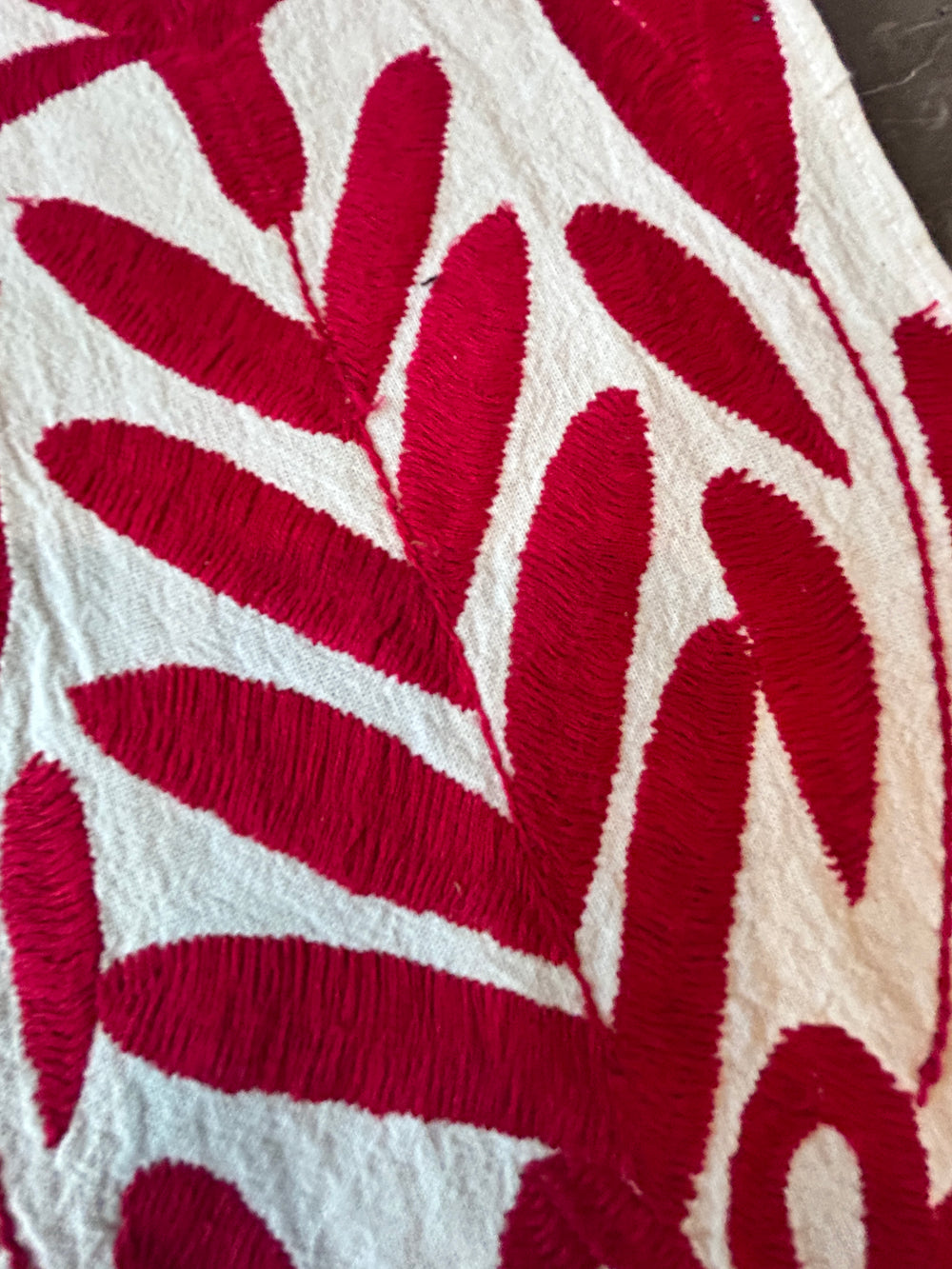 Camino de mesa Otomí bordado a mano de 19 x 188 cm – Bordado rojo y marfil | Decoración textil mexicana hecha a mano