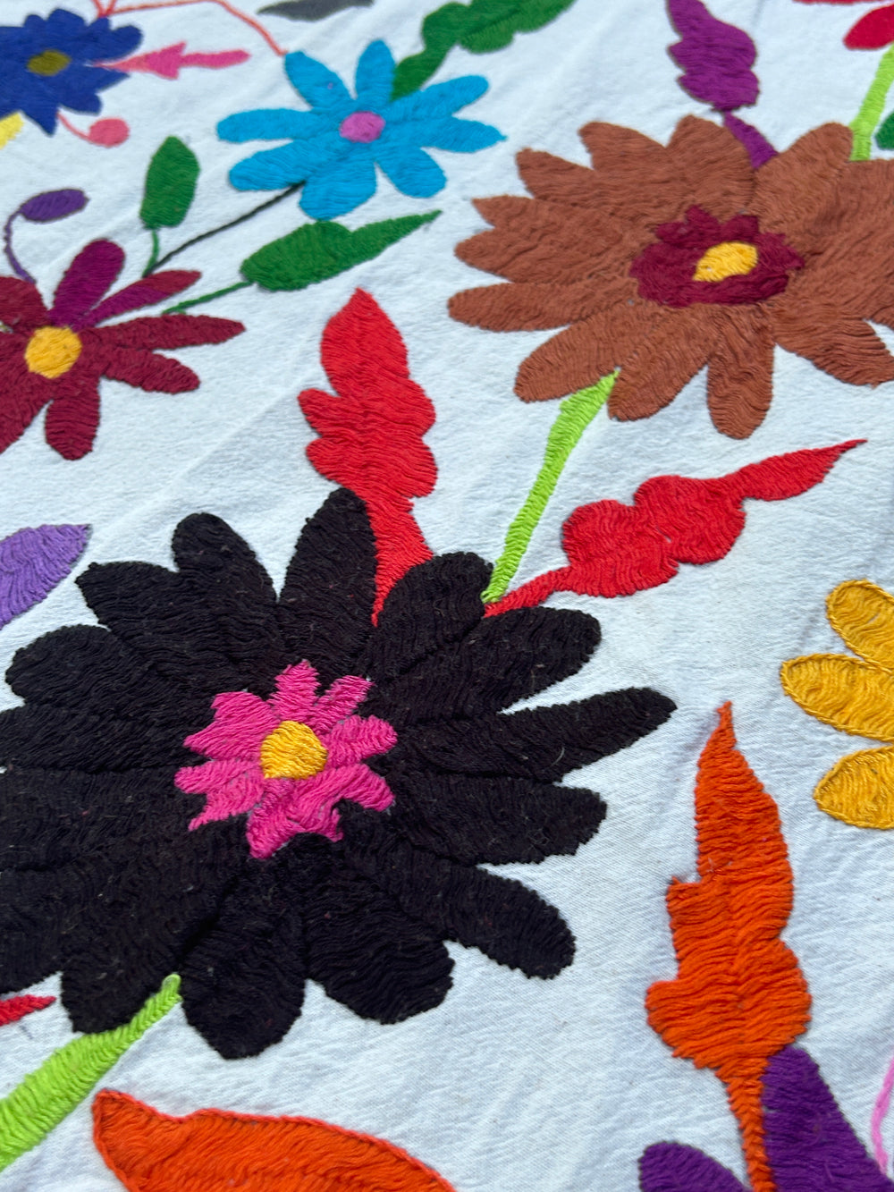 Colcha Textil Otomí Bordada a Mano o Arte Mural Mexicano | Pieza Grande Hecha a Mano | 81 x 91 Pulgadas | Multicolor solo diseño de flores