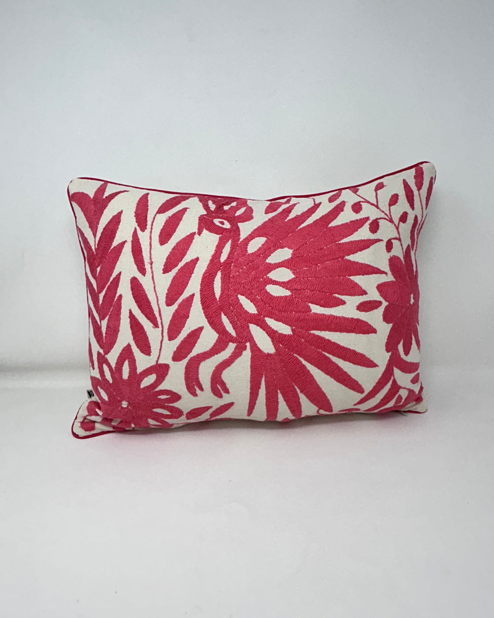 Funda de almohada otomí bordada a mano – Rosa intenso y marfil 33 x 43 cm
