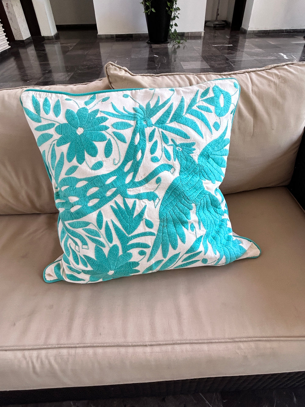 Almohada Otomí Bordada a Mano 23"x23" – Turquesa y Marfil | Cojín Mexicano Hecho a Mano, Decoración Bohemia para el Hogar
