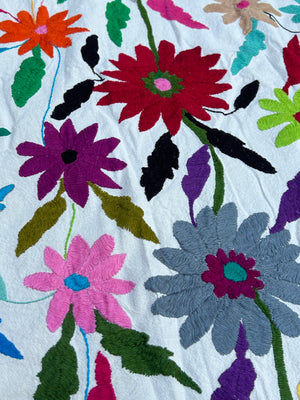 Colcha Textil Otomí Bordada a Mano o Arte Mural Mexicano | Pieza Grande Hecha a Mano | 81 x 91 Pulgadas | Multicolor solo diseño de flores