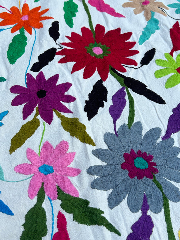 Colcha Textil Otomí Bordada a Mano o Arte Mural Mexicano | Pieza Grande Hecha a Mano | 81 x 91 Pulgadas | Multicolor solo diseño de flores
