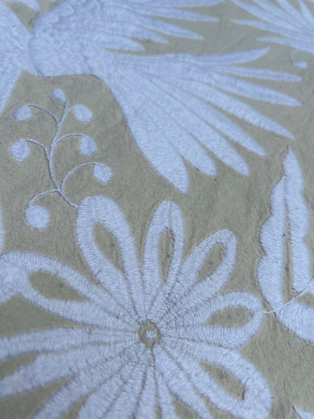 Almohada Otomí Bordada 58x58cm – Bordado todo blanco y lino natural en la parte trasera | Cojín Mexicano Hecho a Mano, Decoración Bohemia para el Hogar | pompones blancos