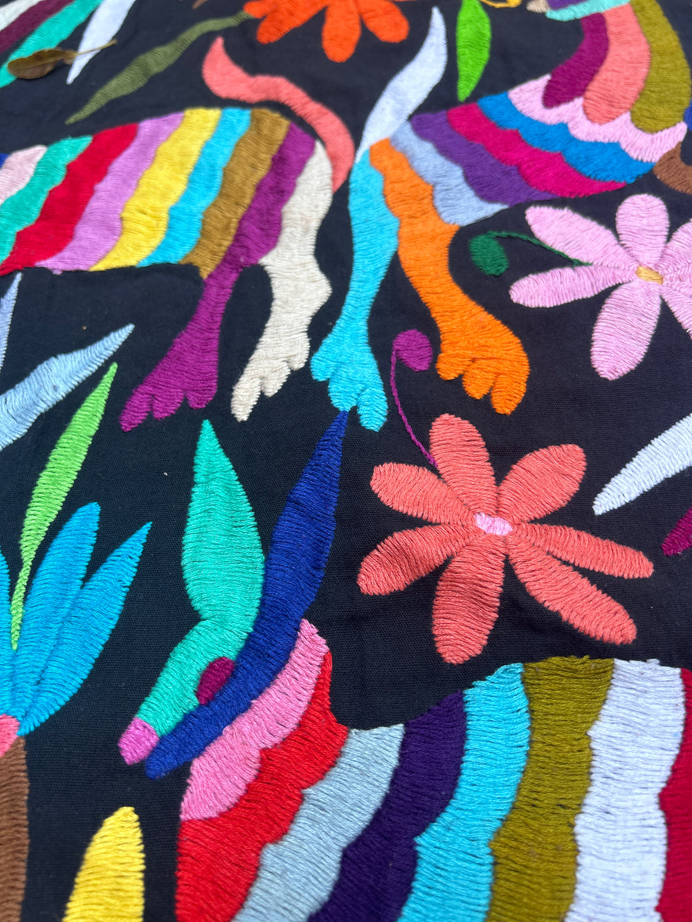 Arte Textil Otomi bordado a mano | Arcoiris Nocturno | Textil Mexicano | Mural con identidad