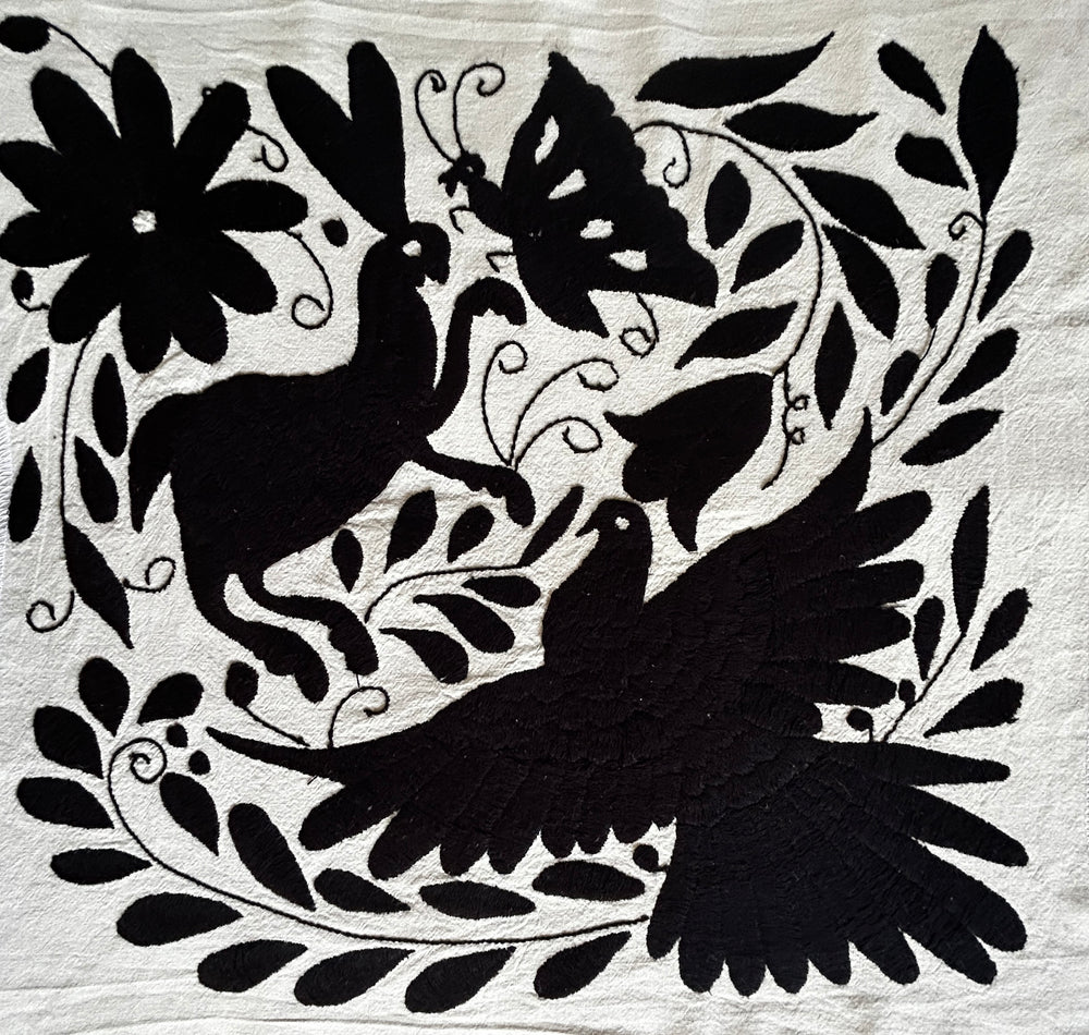 Arte de pared otomí mexicano bordado a mano – Negro y marfil 18x18"