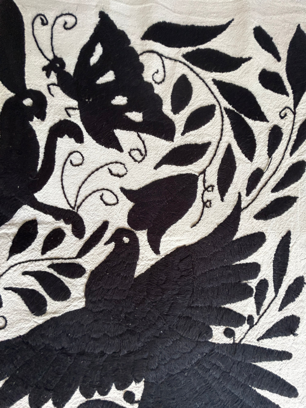 Arte de pared otomí mexicano bordado a mano – Negro y marfil 18x18"