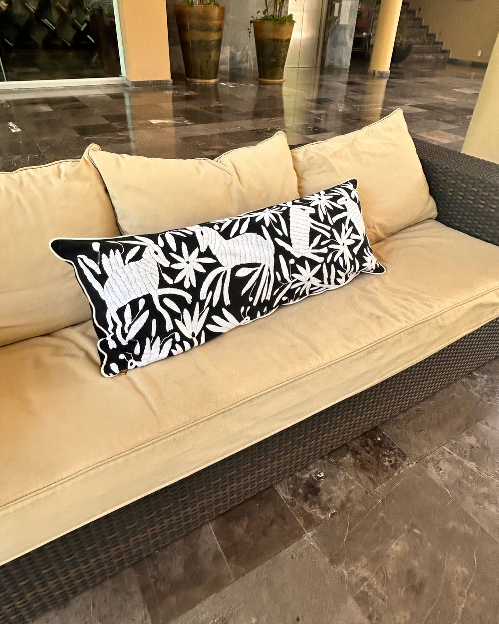 Cojín Lumbar XL Bordado Otomí | Blanco y Negro | Incluye relleno