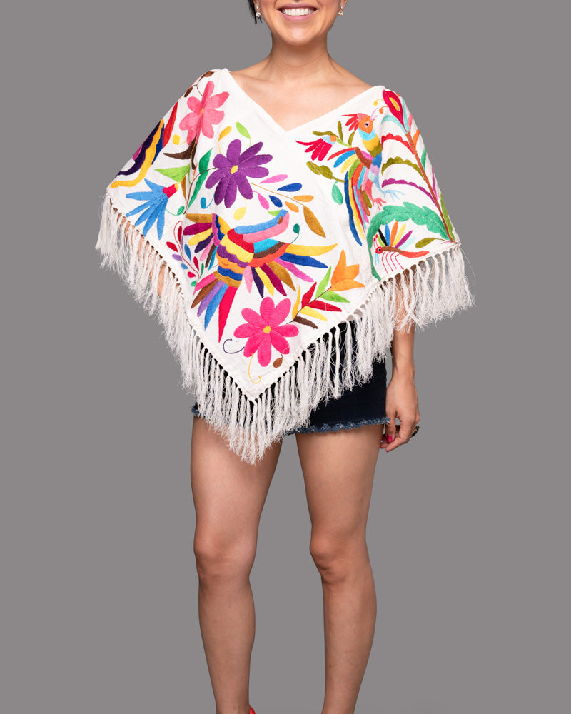 Poncho Otomí Bordado a Mano. Diseño Floral y de Fauna Multicolor
