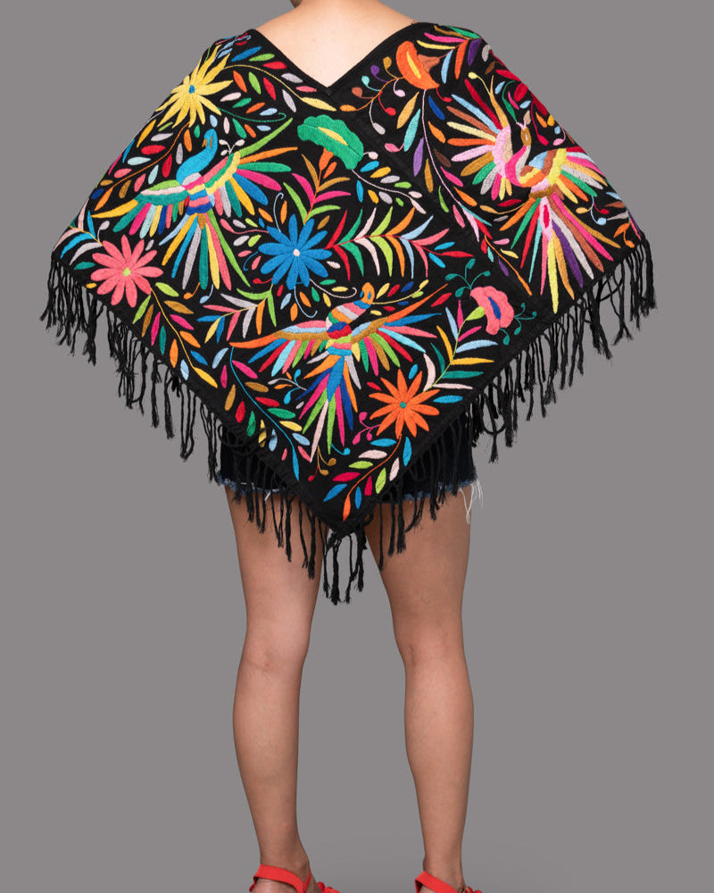 Poncho Otomí Bordado a Mano. Diseño Floral y de Fauna Multicolor