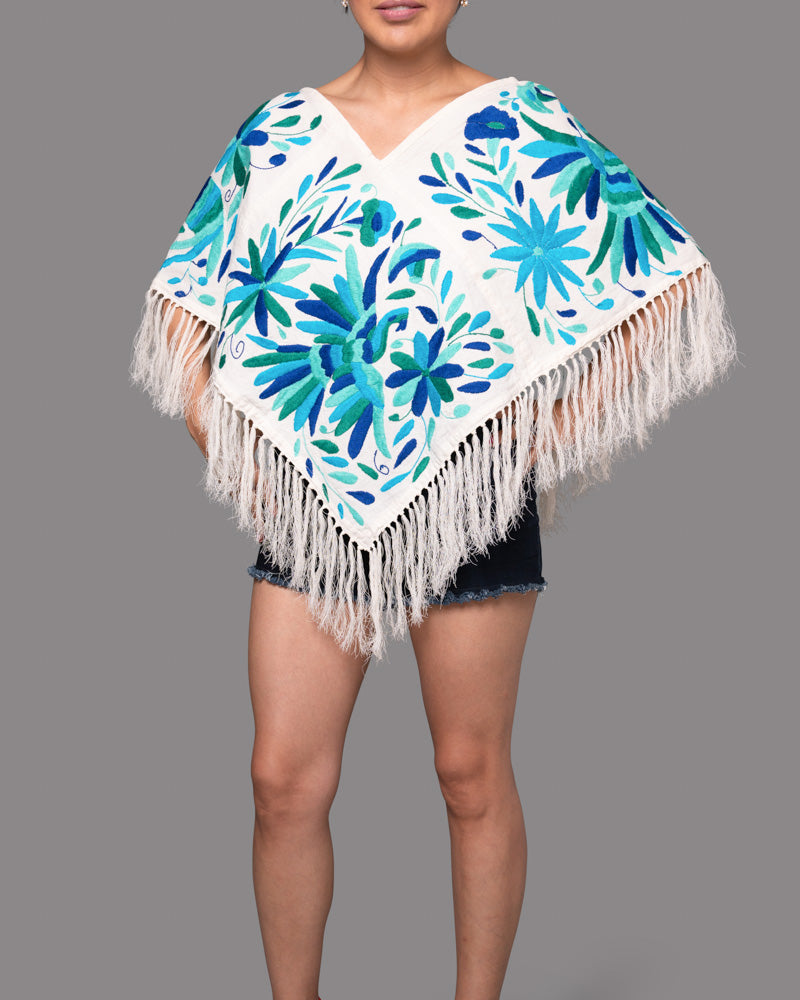 Poncho Otomí Bordado a Mano. Diseño Floral y de Fauna Multicolor