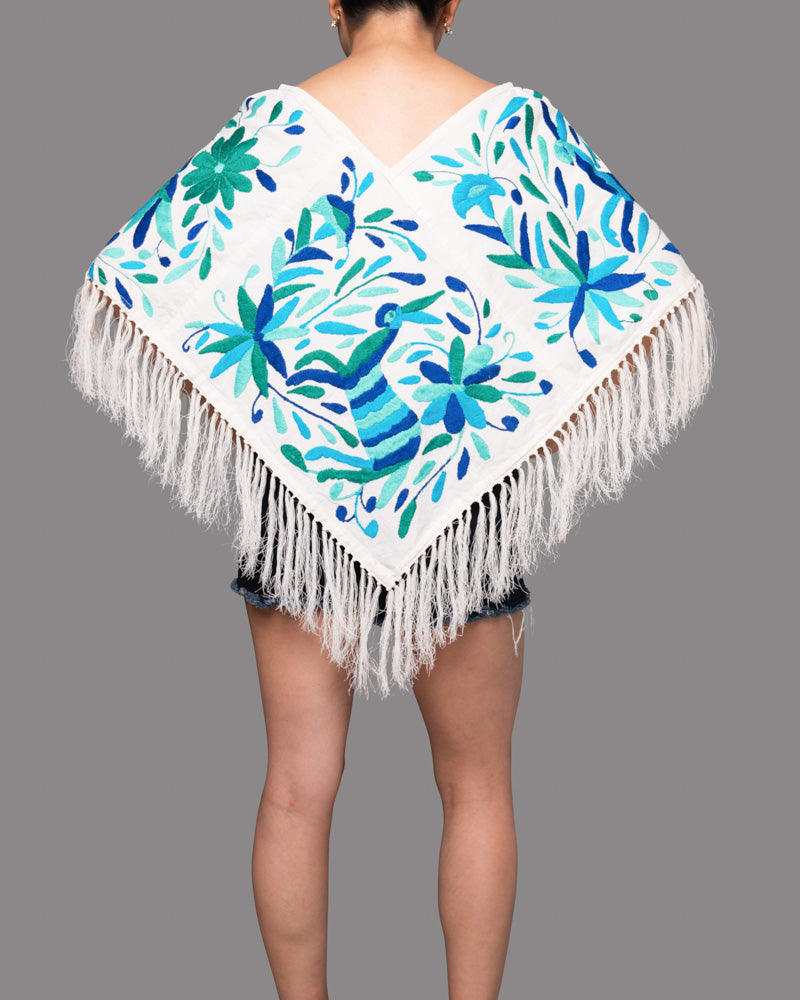 Poncho Otomí Bordado a Mano. Diseño Floral y de Fauna Multicolor